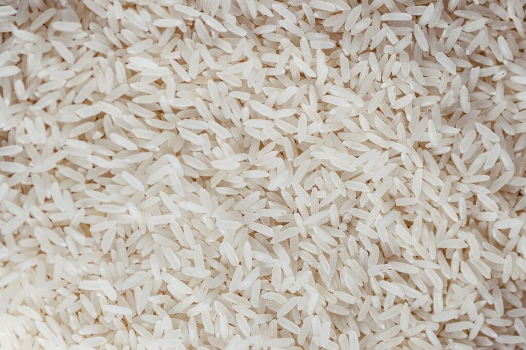 Macro shot of uncooked white rice grains, showcasing texture and color.